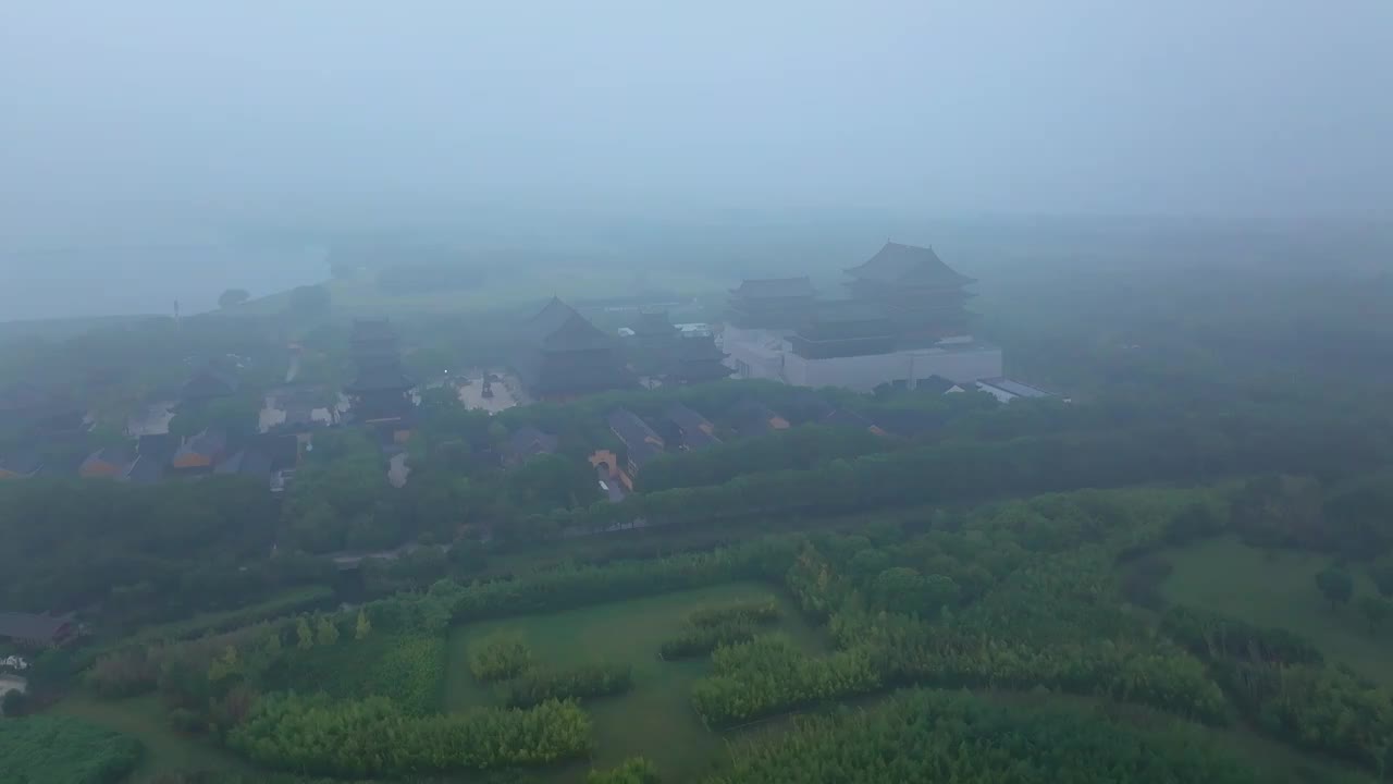 清晨薄雾下的苏州工业园区阳澄湖半岛旅游度假区的重圆寺风景航拍视频素材