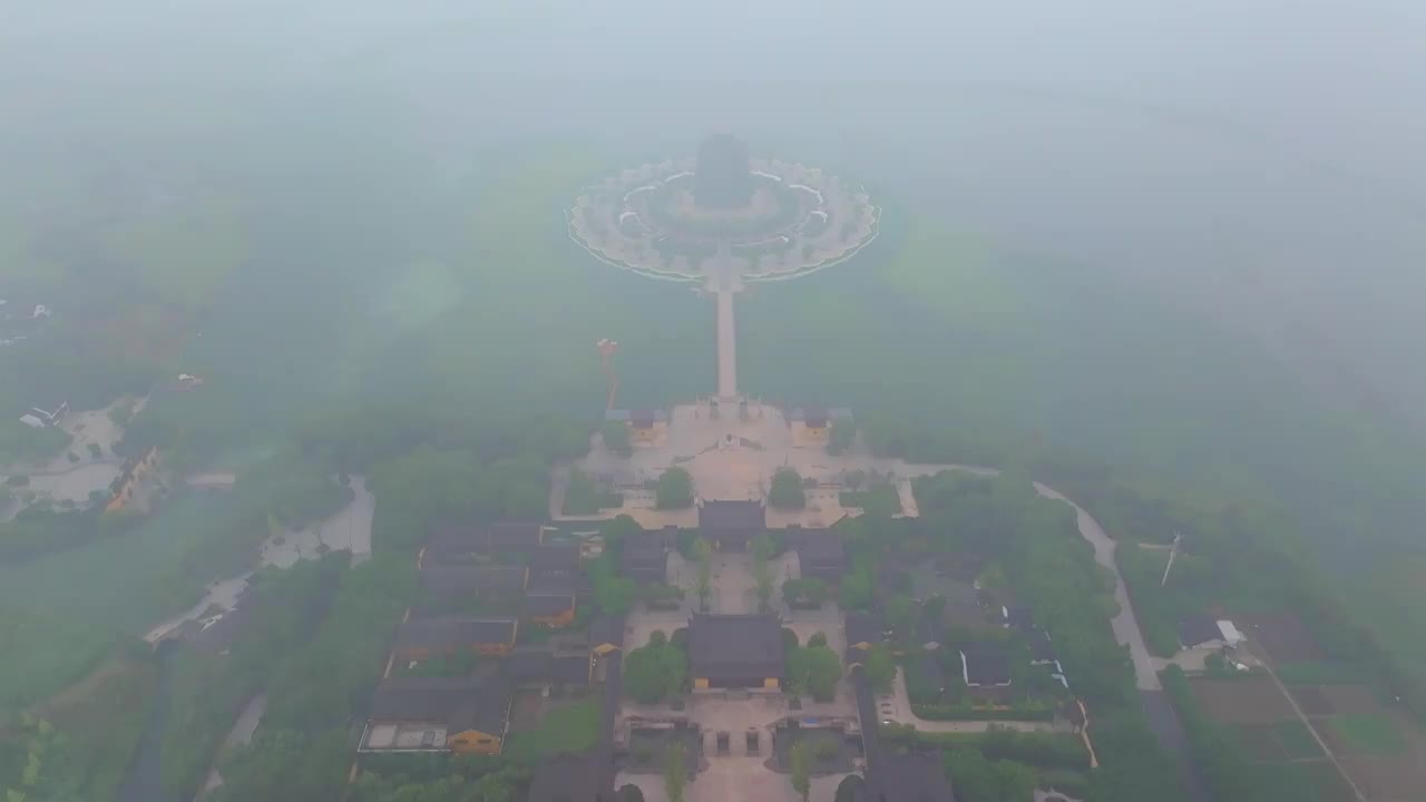 清晨薄雾下的苏州工业园区阳澄湖半岛旅游度假区的重圆寺风景航拍视频素材