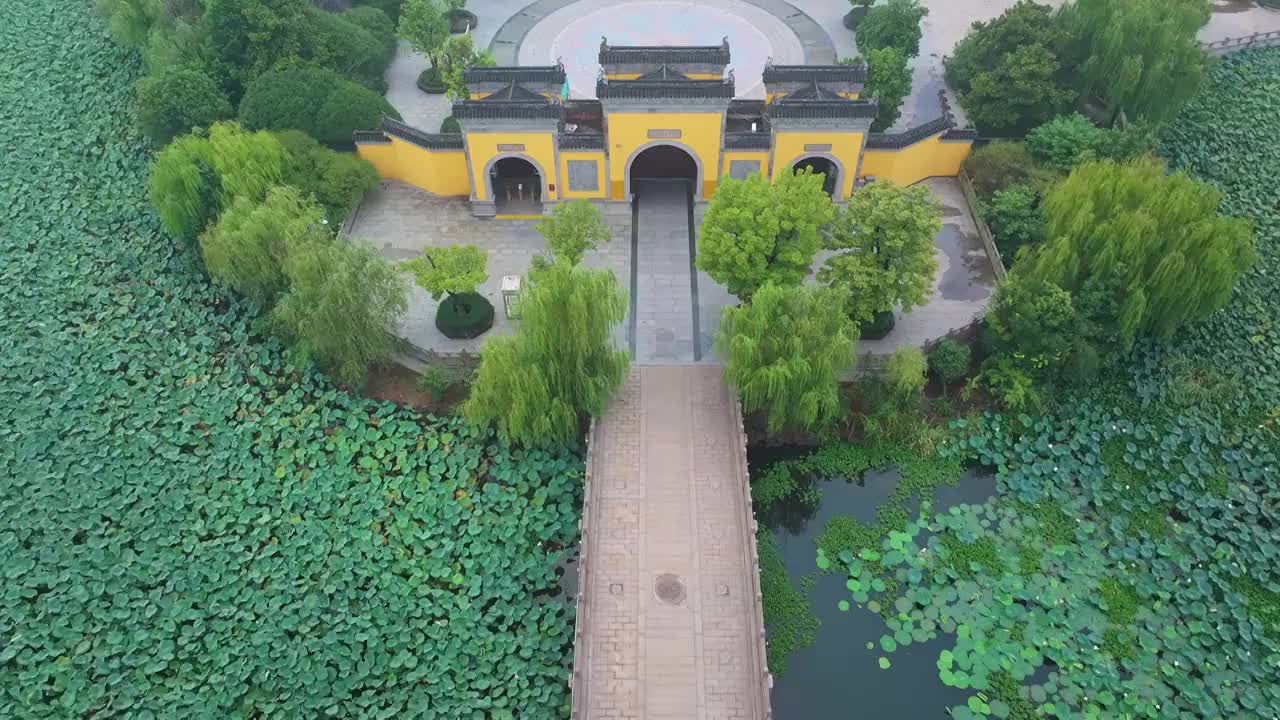 清晨薄雾下的苏州工业园区阳澄湖半岛旅游度假区的重圆寺风景航拍视频素材