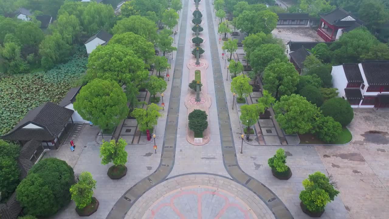 清晨薄雾下的苏州工业园区阳澄湖半岛旅游度假区的重圆寺风景航拍视频素材