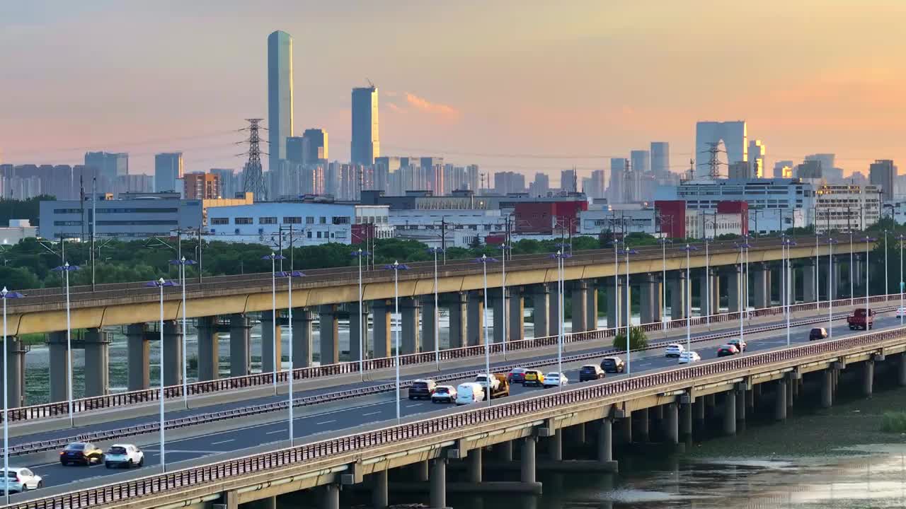 傍晚时分晚霞里的苏州阳澄湖上高铁与车流风景航拍视频素材