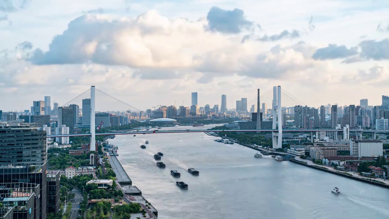 中国上海南浦大桥晴朗天气蓝天白云延时风光视频素材