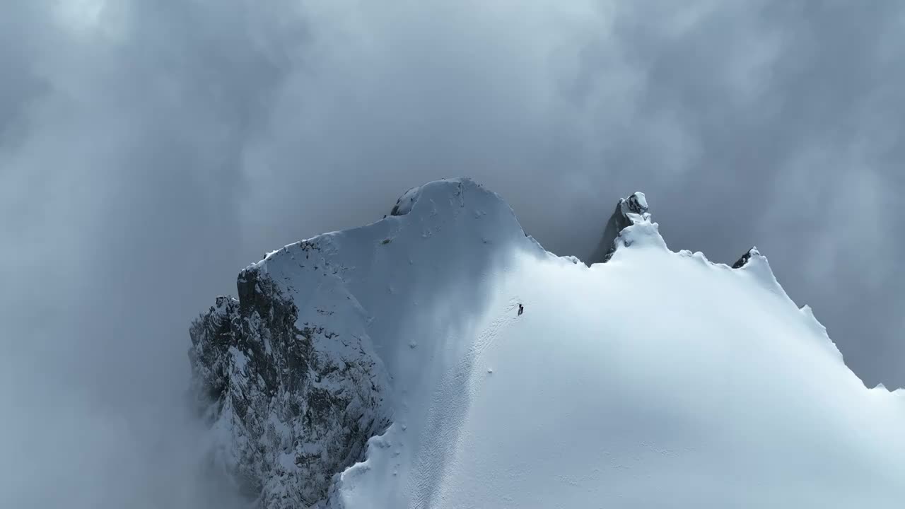 无限风光在险峰：云南哈巴雪山登山热门线路是人生的第一座雪山视频下载