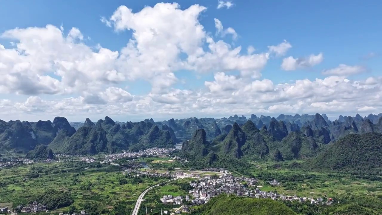 蓝天白云下桂林喀斯特地貌的山和田园风光视频素材