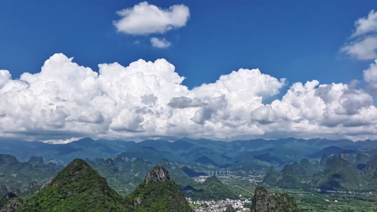 蓝天白云下的桂林山水视频素材