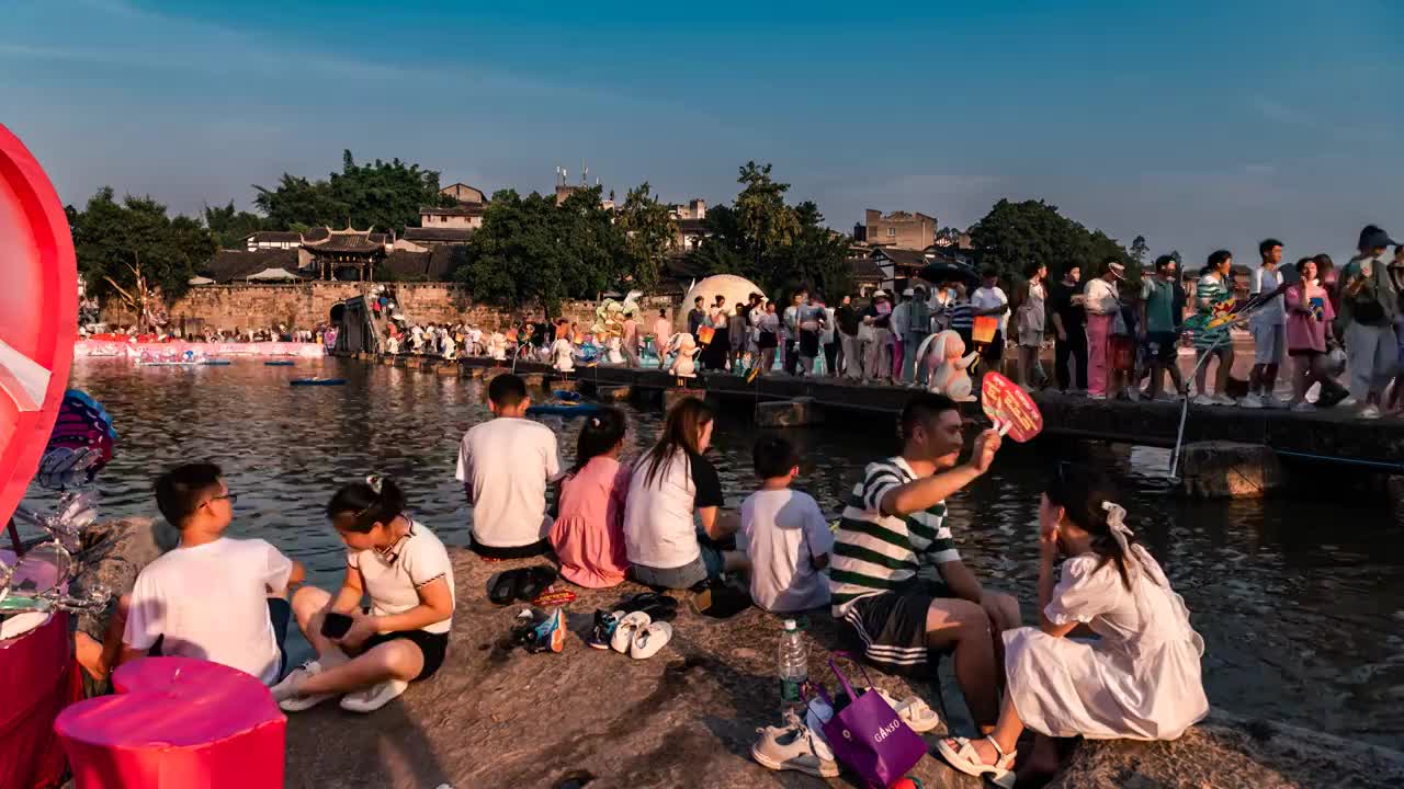 重庆市荣昌区万灵古镇七夕河灯节之大荣桥人流3视频素材