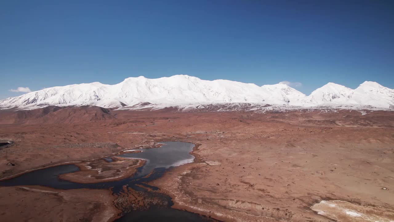 航拍新疆喀什帕米尔高原公格尔九别峰雪山视频素材