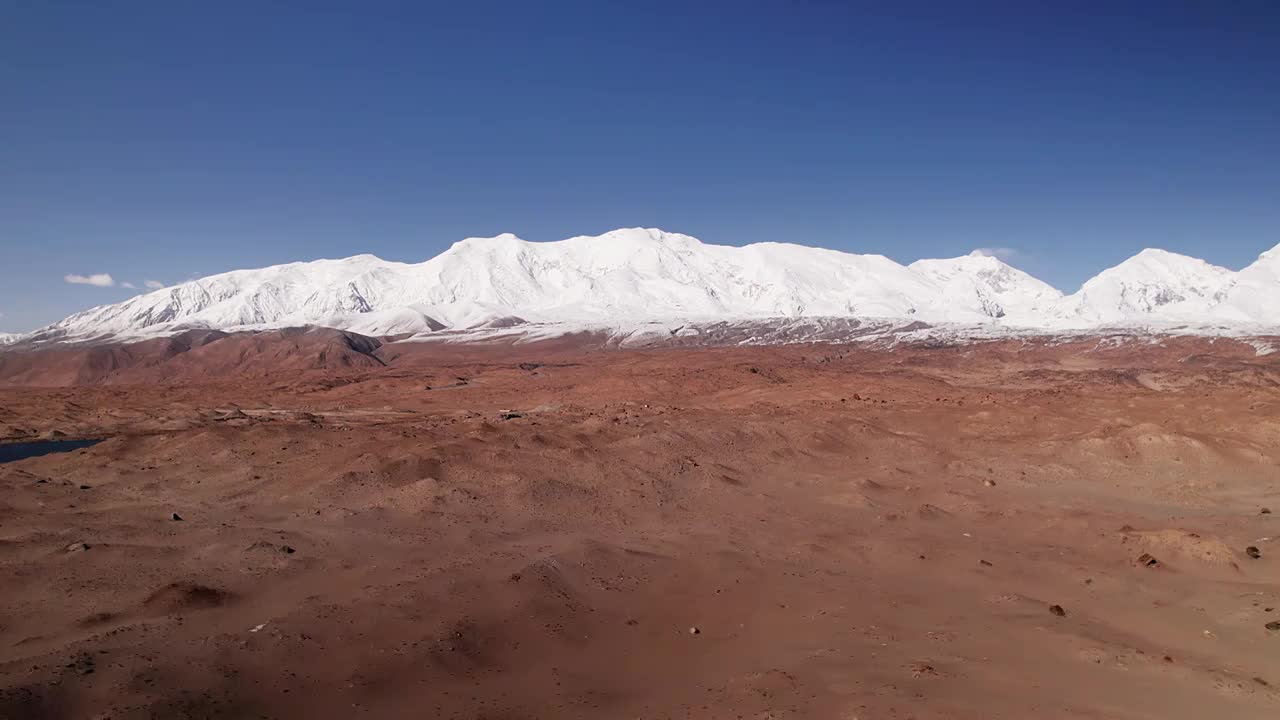 航拍新疆喀什帕米尔高原公格尔九别峰雪山视频素材