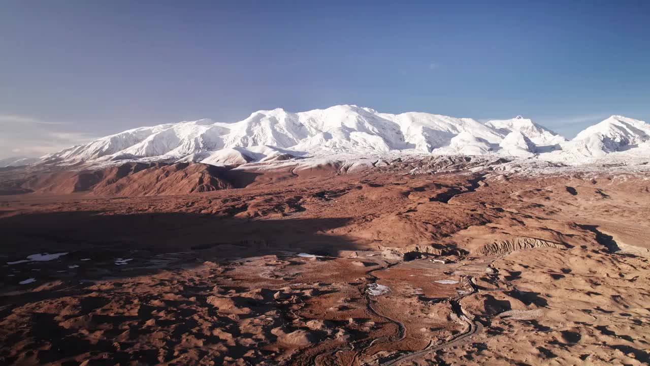 航拍新疆喀什帕米尔高原公格尔九别峰雪山视频素材