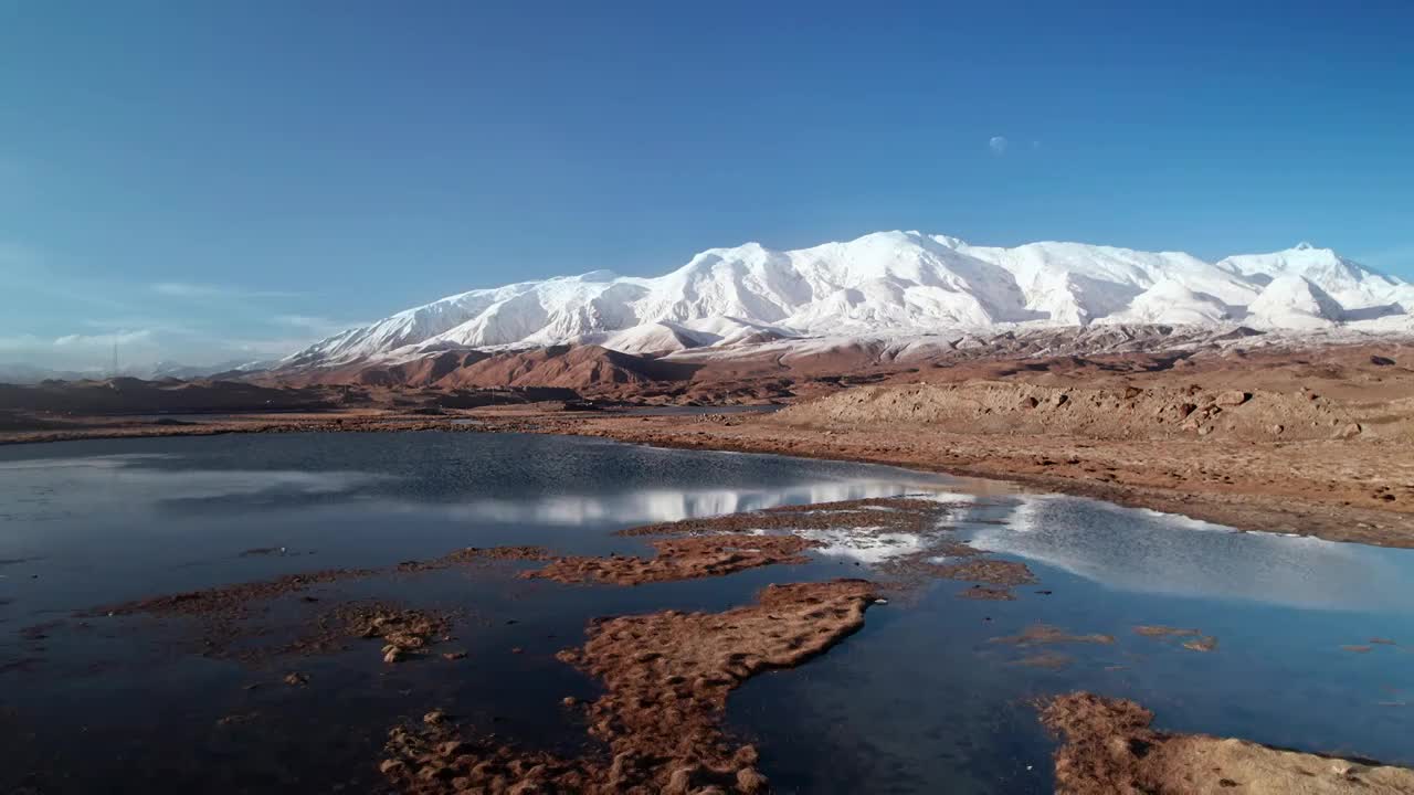 航拍新疆喀什帕米尔高原公格尔九别峰雪山视频下载