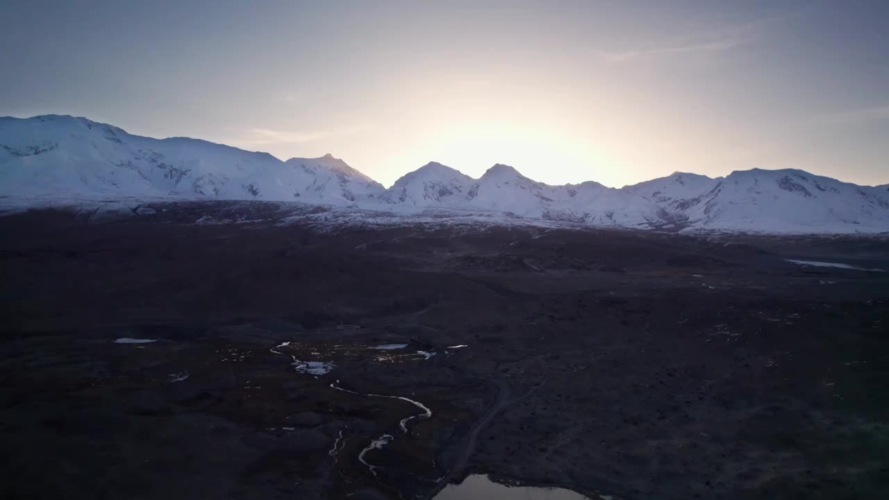 航拍新疆喀什帕米尔高原公格尔九别峰雪山视频素材