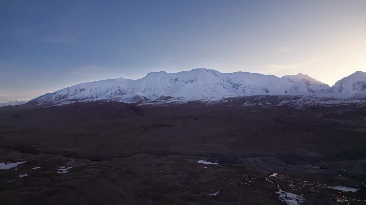 航拍新疆喀什帕米尔高原公格尔九别峰雪山视频素材