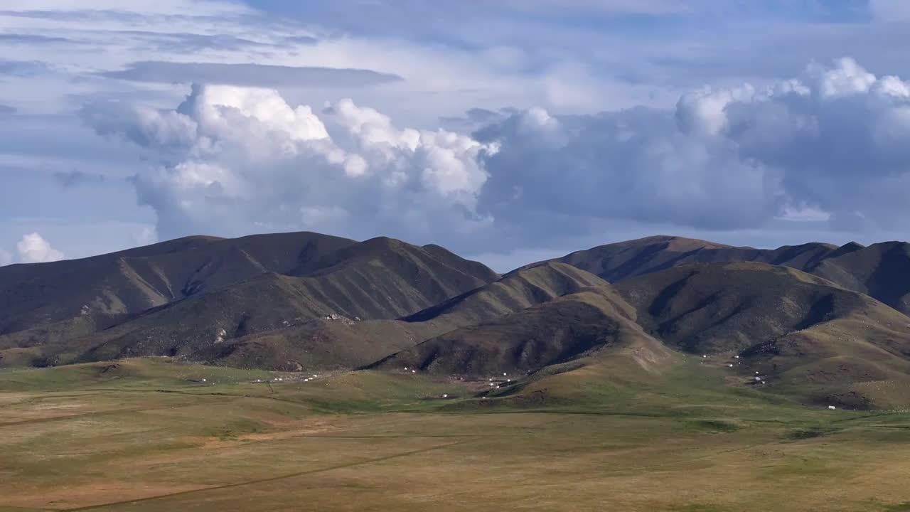 青海湖海南高山牧场航拍视频素材