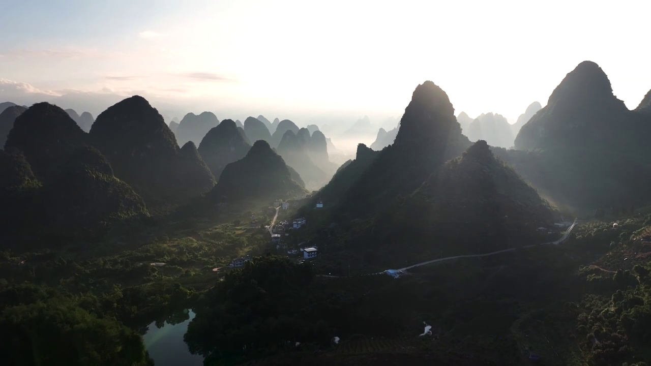 桂林山水画面大气日出景色视频下载