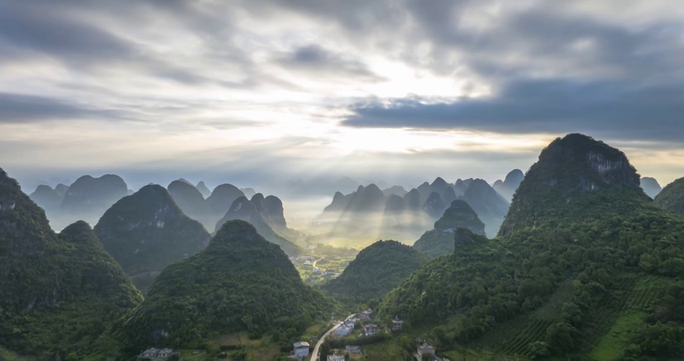 桂林山水日出延时风光，绝美大气开场画面视频素材