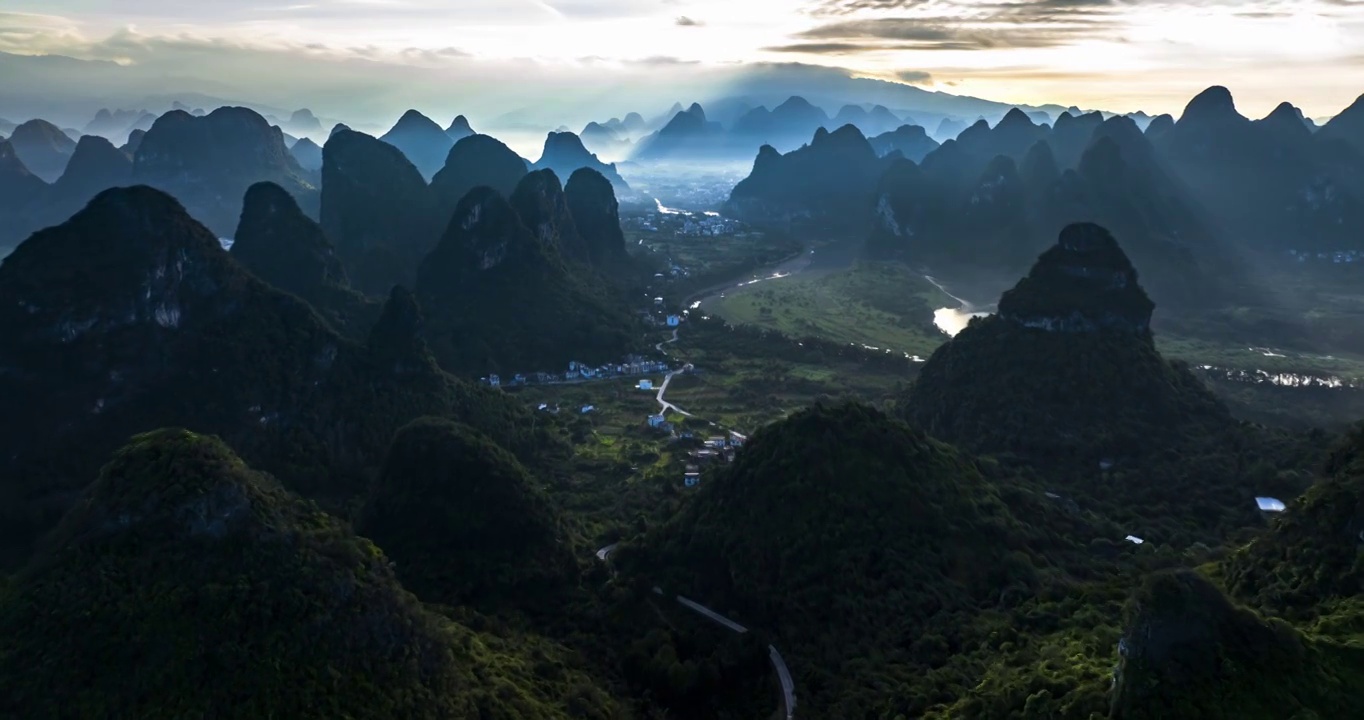 桂林山水日出延时风光，绝美大气开场画面视频素材