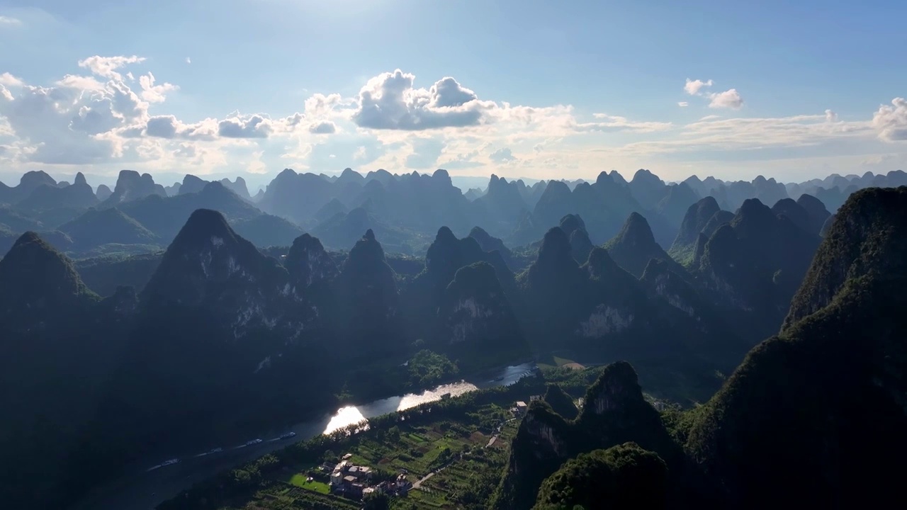 广西桂林山水漓江风光九马画山黄布倒影视频素材