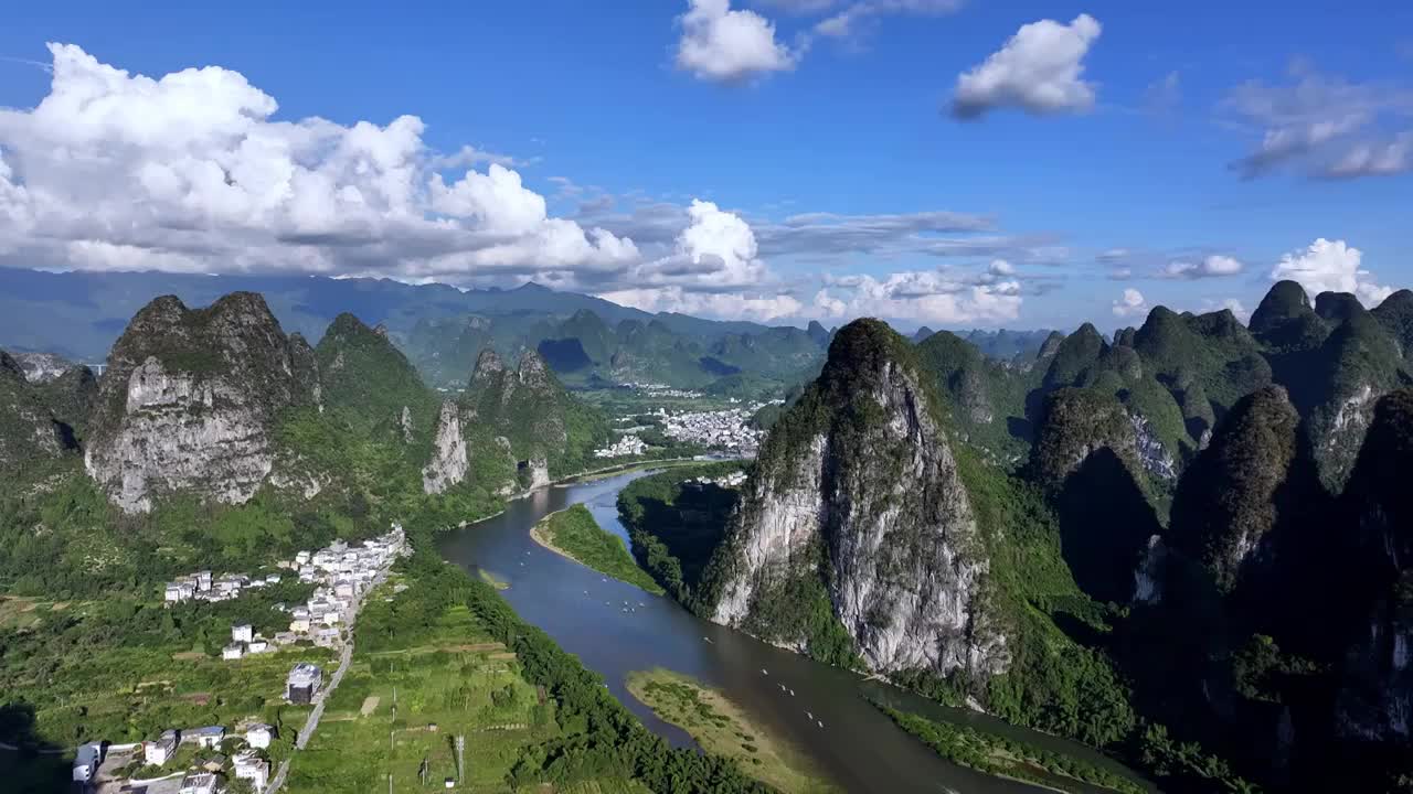 广西 桂林山水 漓江 九马画山黄布倒影视频素材