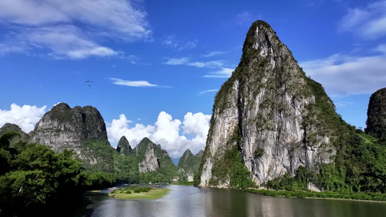 蓝天白云下的广西桂林山水漓江风光视频下载