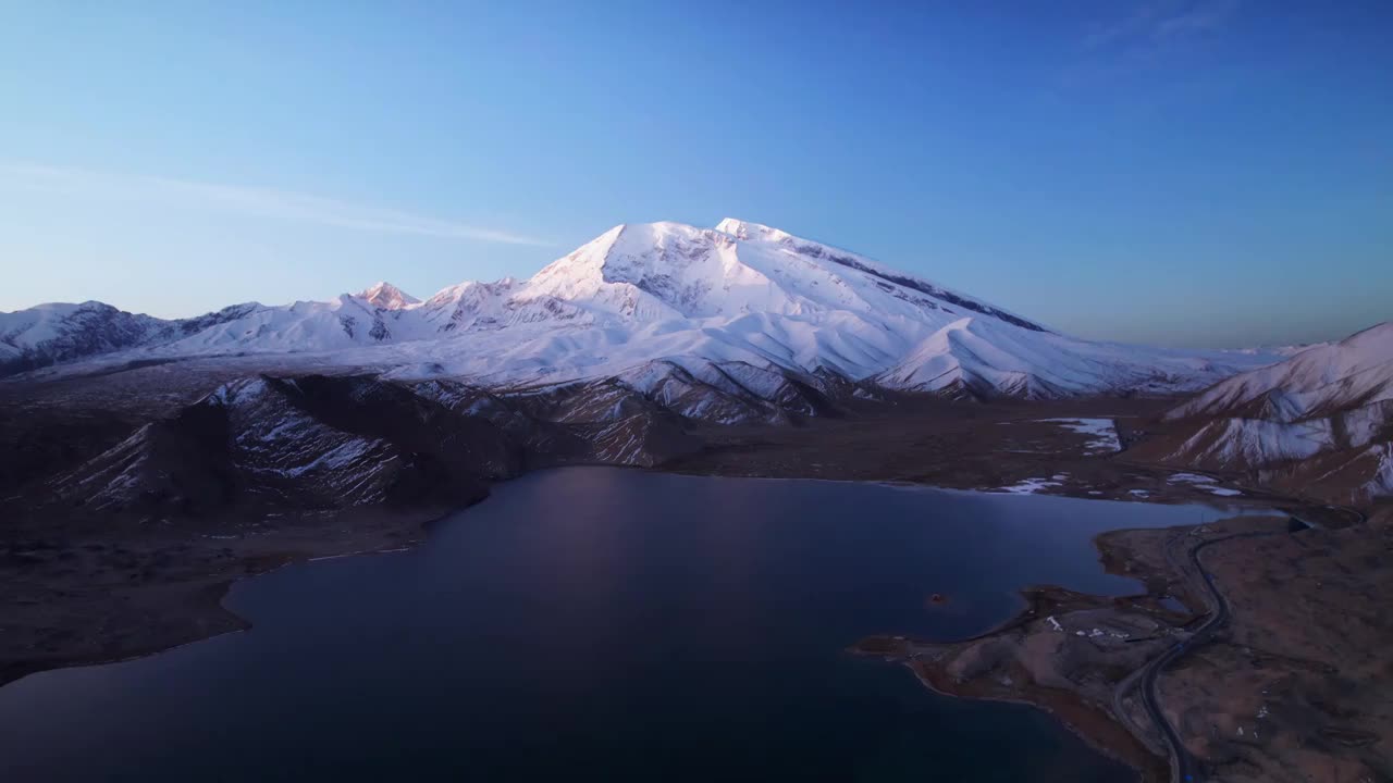 蓝调时刻的慕士塔格峰雪山视频素材