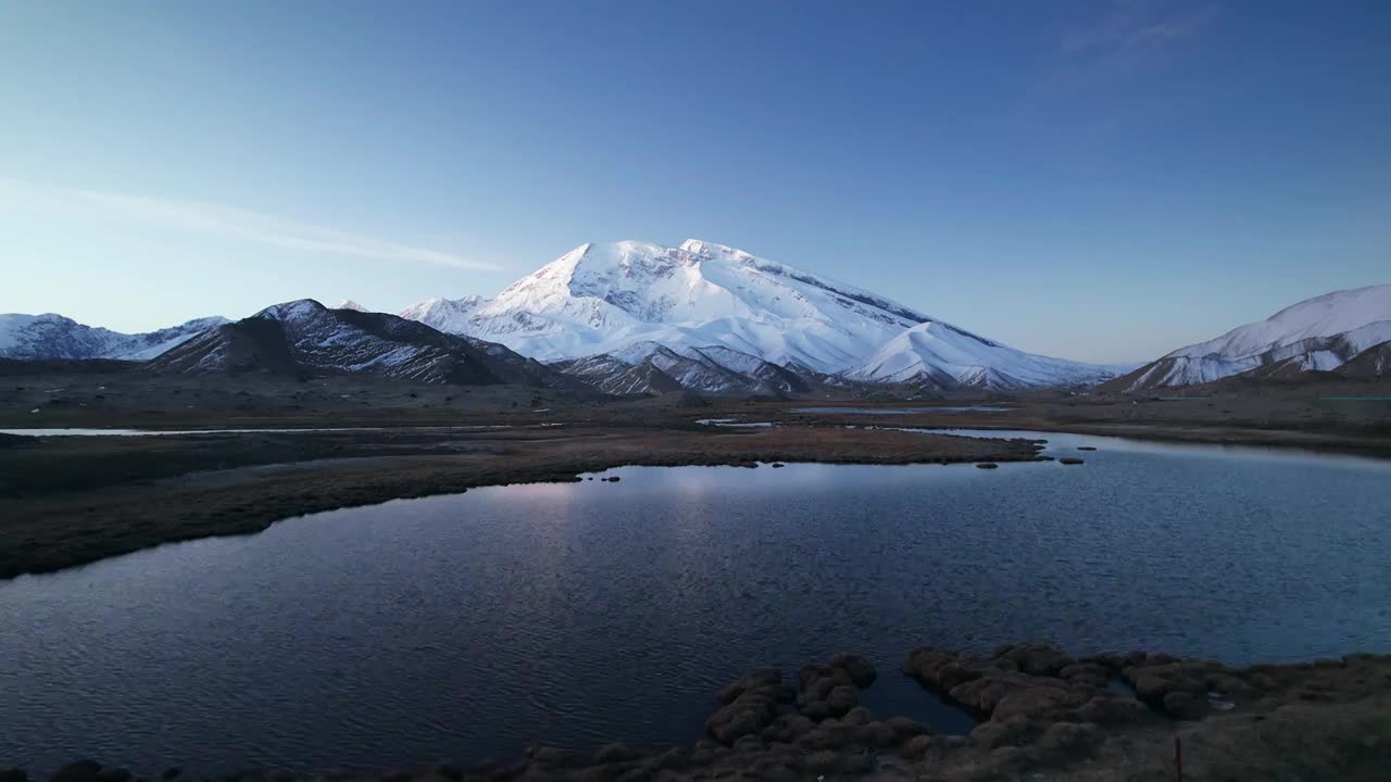 蓝调时刻的慕士塔格峰雪山视频素材