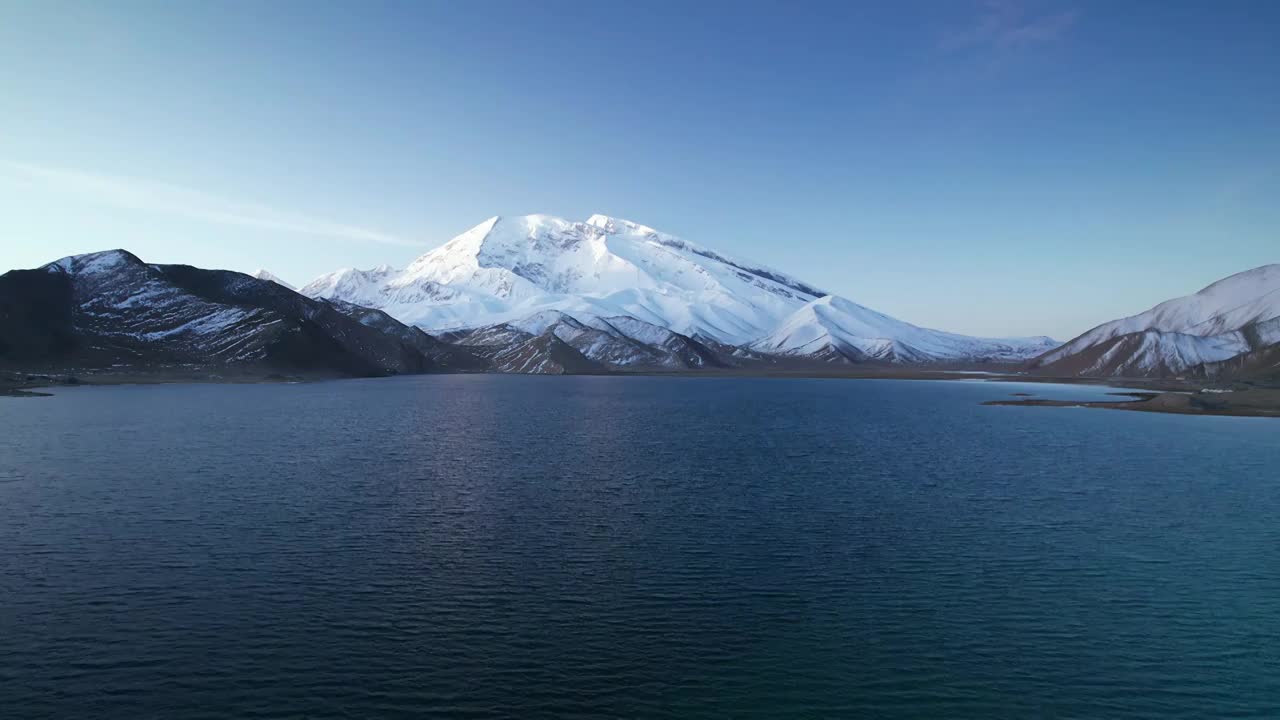 蓝调时刻的慕士塔格峰雪山视频素材