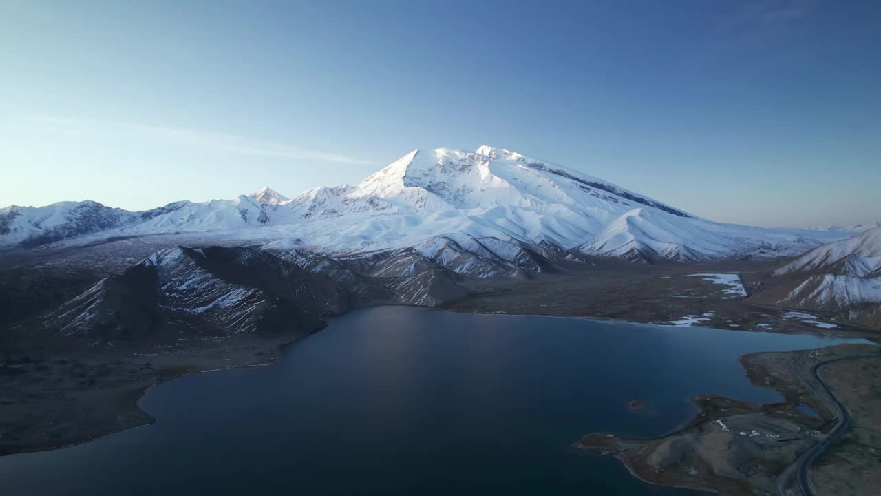 蓝调时刻的慕士塔格峰雪山视频素材