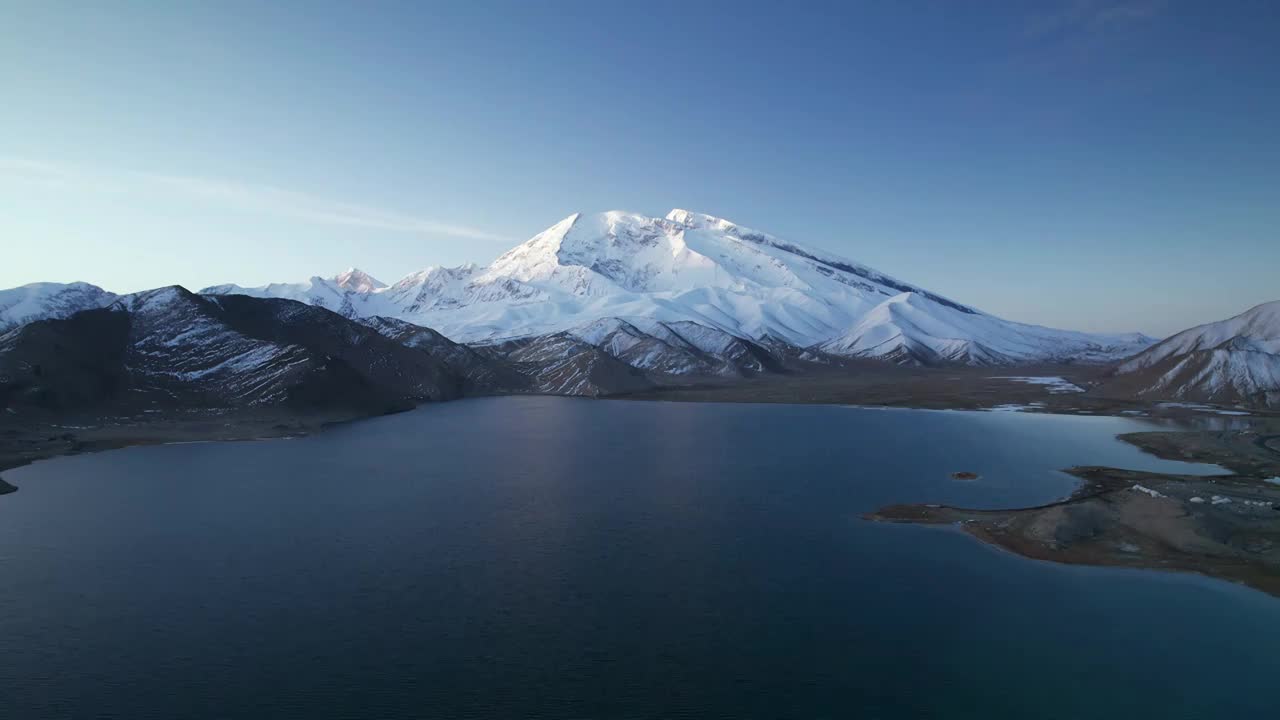 蓝调时刻的慕士塔格峰雪山视频素材