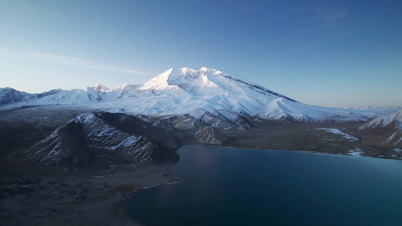 蓝调时刻的慕士塔格峰雪山视频素材