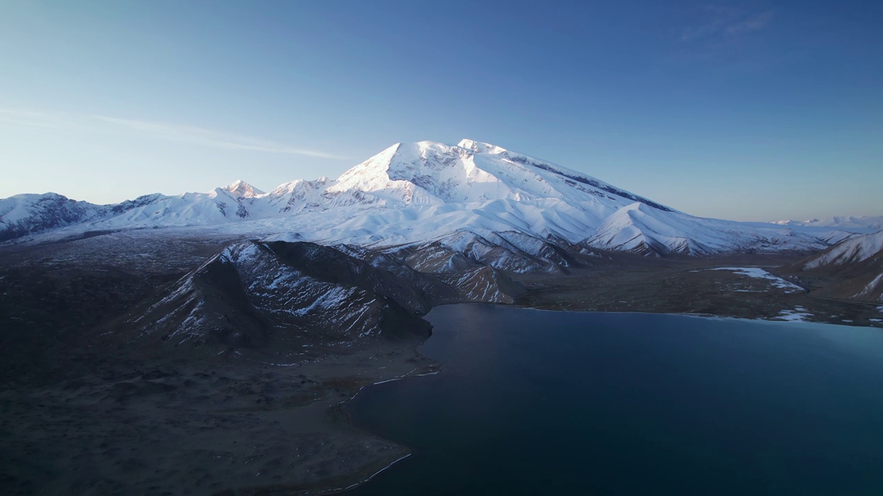 蓝调时刻的慕士塔格峰雪山视频素材