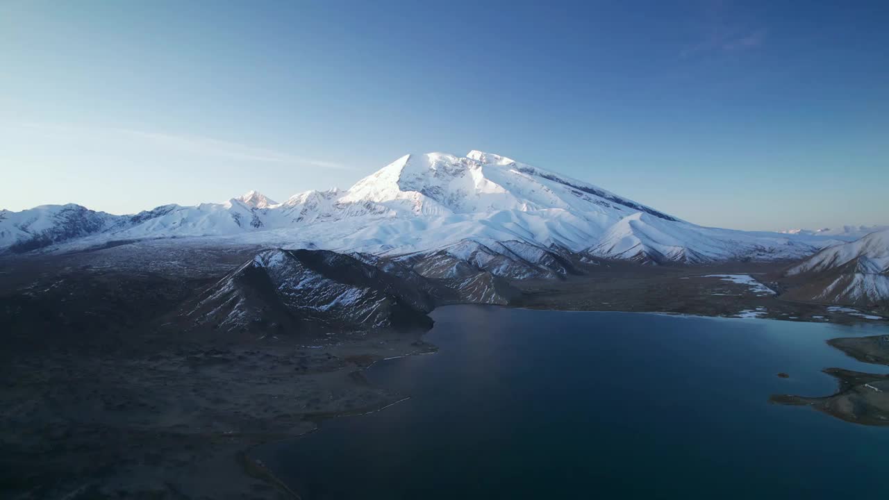 蓝调时刻的慕士塔格峰雪山视频素材