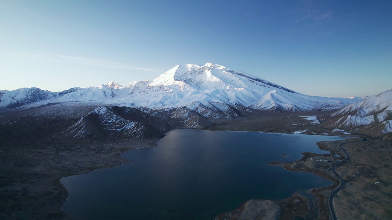 蓝调时刻的慕士塔格峰雪山视频素材