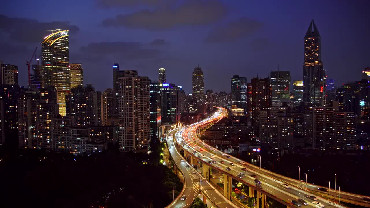 中国上海延安高架夜晚城市道路汽车交通景观视频素材