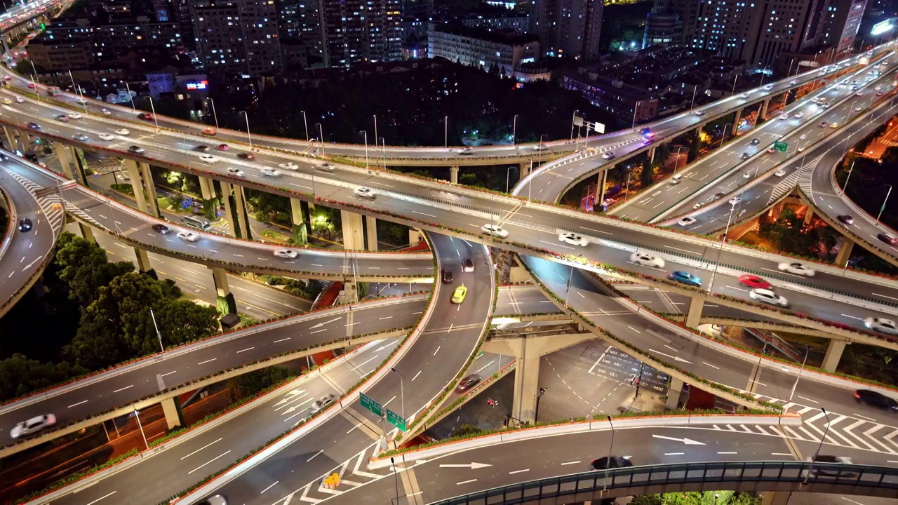 中国上海延安高架夜晚城市道路汽车交通景观视频素材