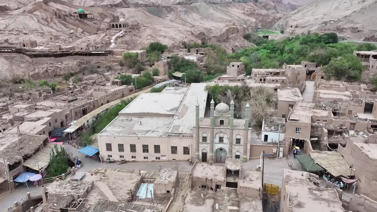 新疆吐鲁番吐峪沟古村风光建筑航拍视频素材