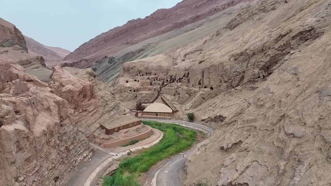 新疆吐鲁番吐峪沟古村风光建筑航拍视频素材