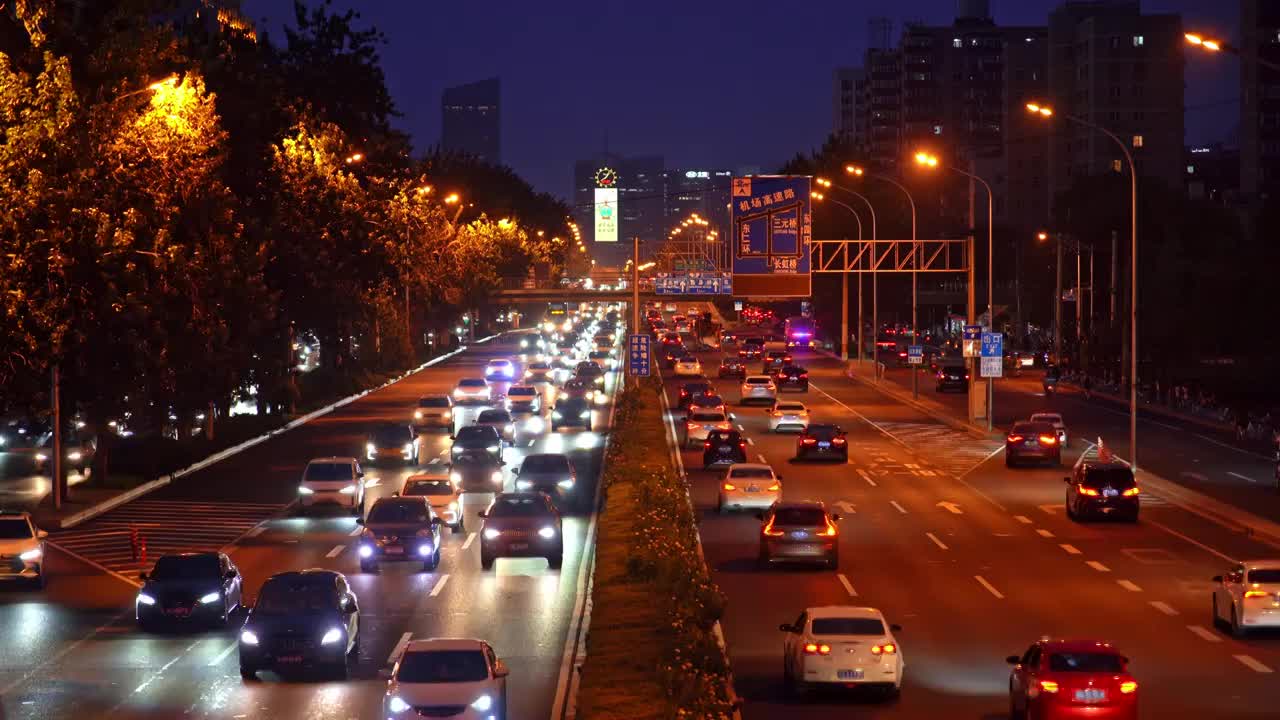 中国北京市东三环夜晚车流交通景观视频素材