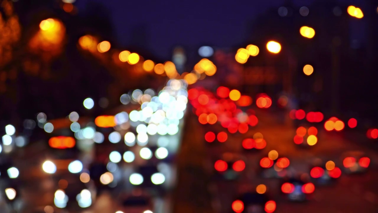 中国北京夜晚城市道路虚化光斑汽车交通景观视频素材