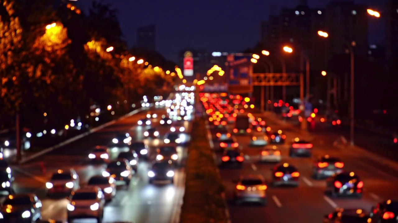 中国北京夜晚城市道路虚化光斑汽车交通景观视频素材