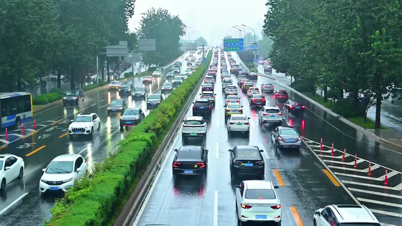 小雨中下雨的街景视频素材