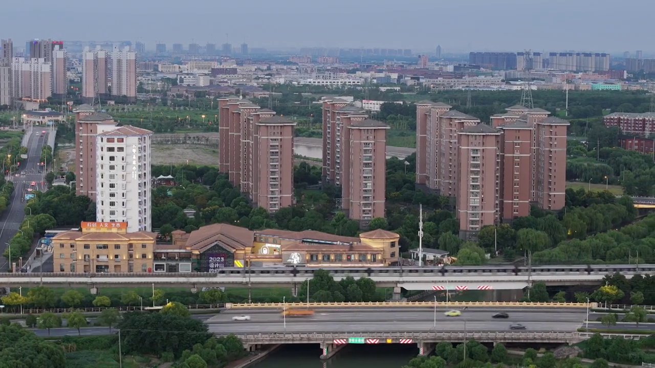 航拍城市生活地铁交通与居住商业圈视频素材