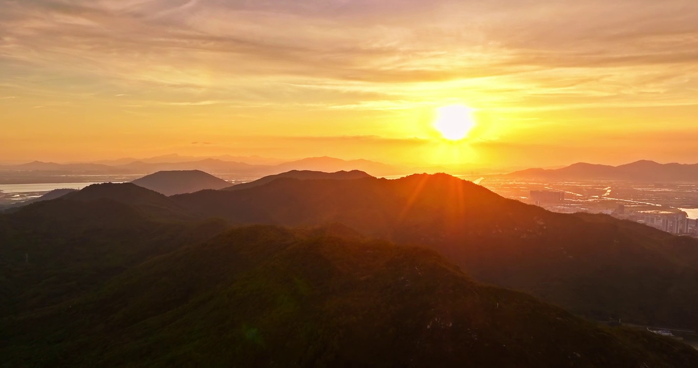 太阳升起时山地自然风光的航空摄影视频素材