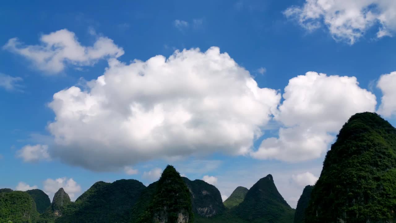 蓝天白云下的广西桂林山水喀斯特风光视频素材