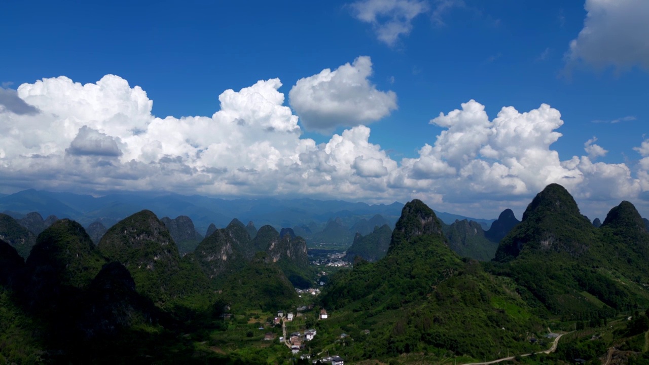 蓝天白云下的广西桂林山水喀斯特风光视频素材