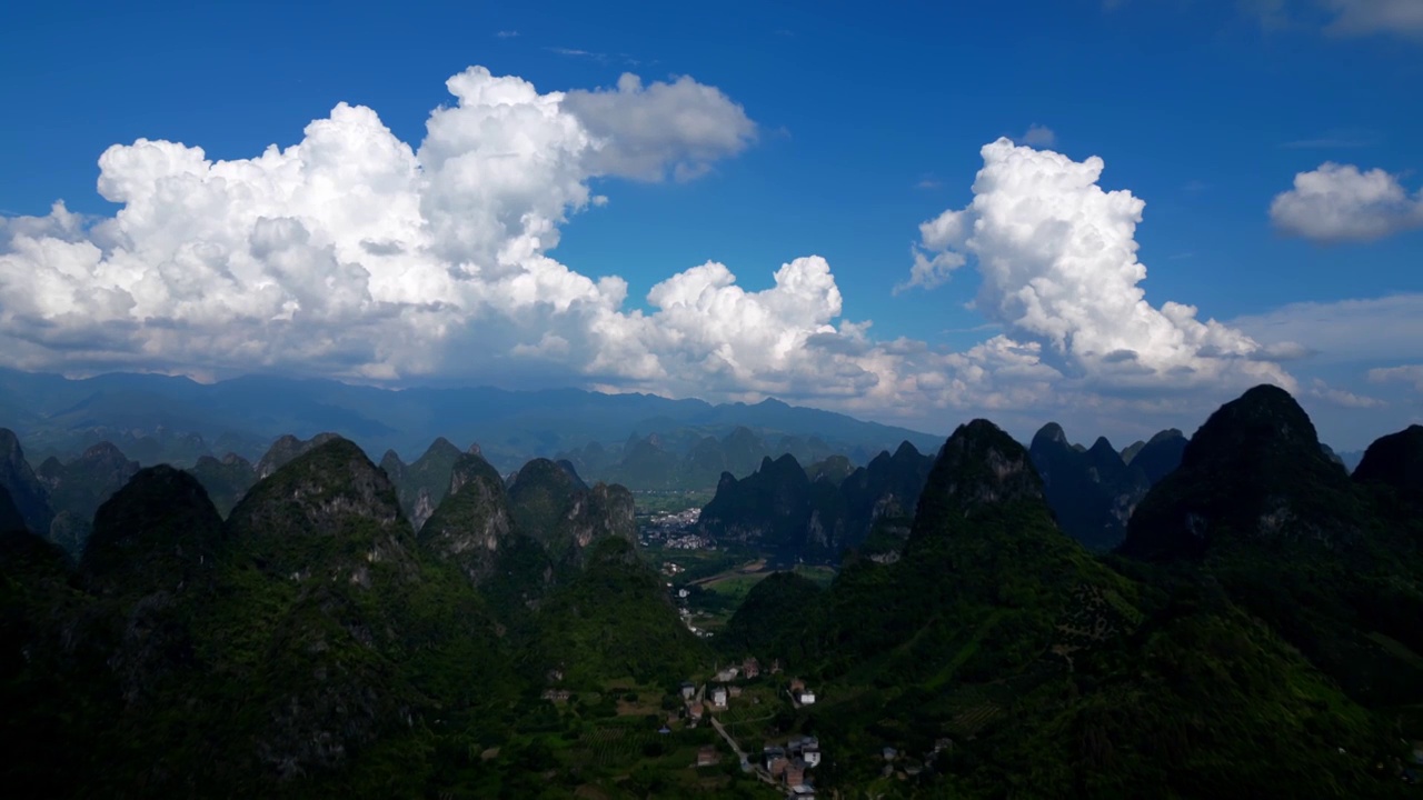 蓝天白云下的广西桂林山水喀斯特风光视频素材