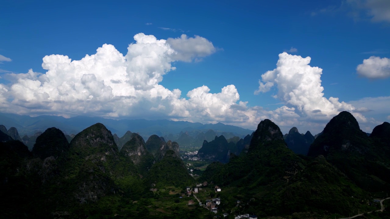 蓝天白云下的广西桂林山水喀斯特风光视频素材