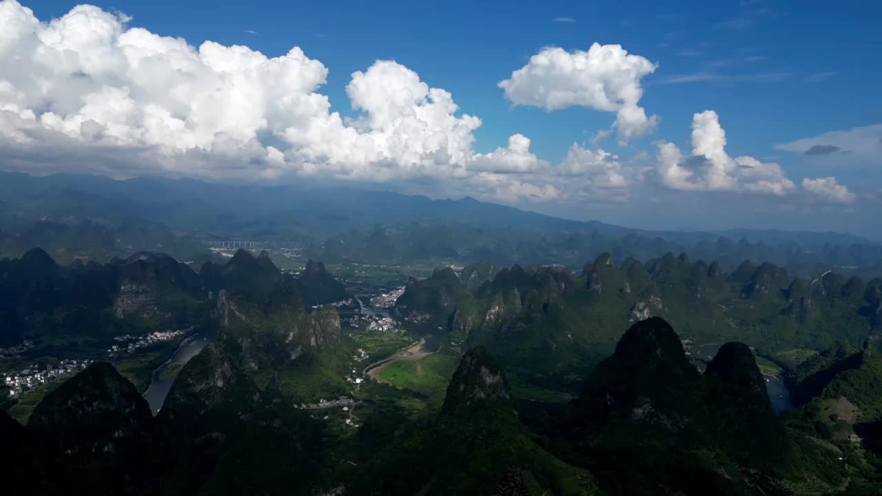 蓝天白云下的广西桂林山水喀斯特风光视频素材