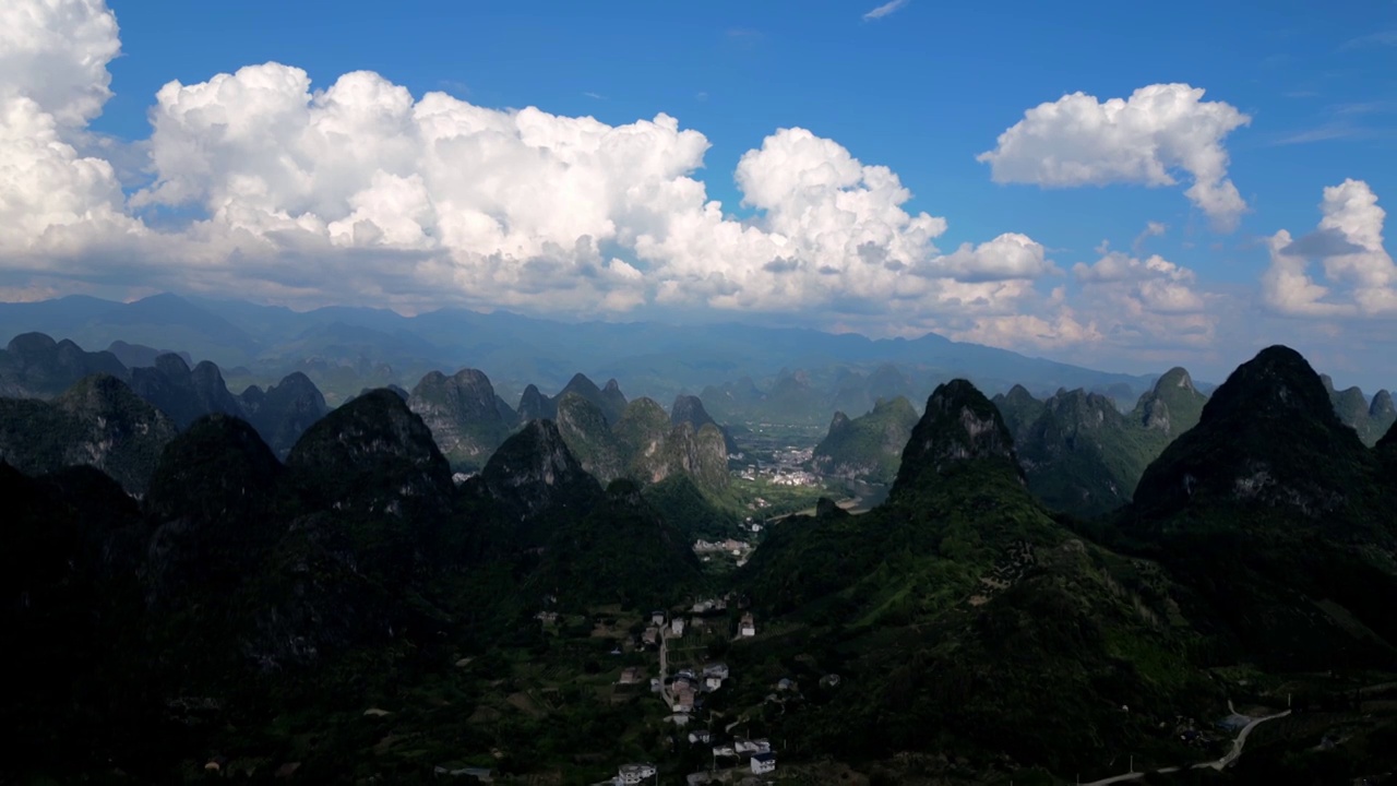 蓝天白云下的广西桂林山水喀斯特风光视频素材