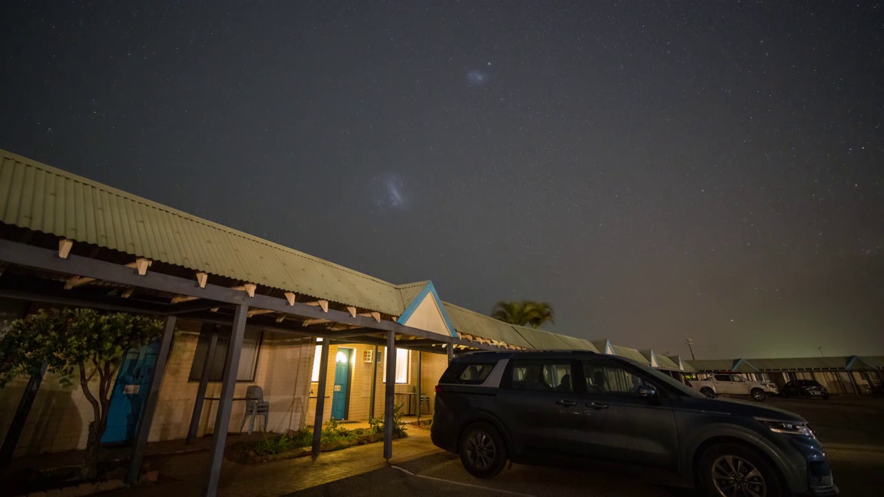 夜空中大小麦哲伦星系延时摄影视频素材