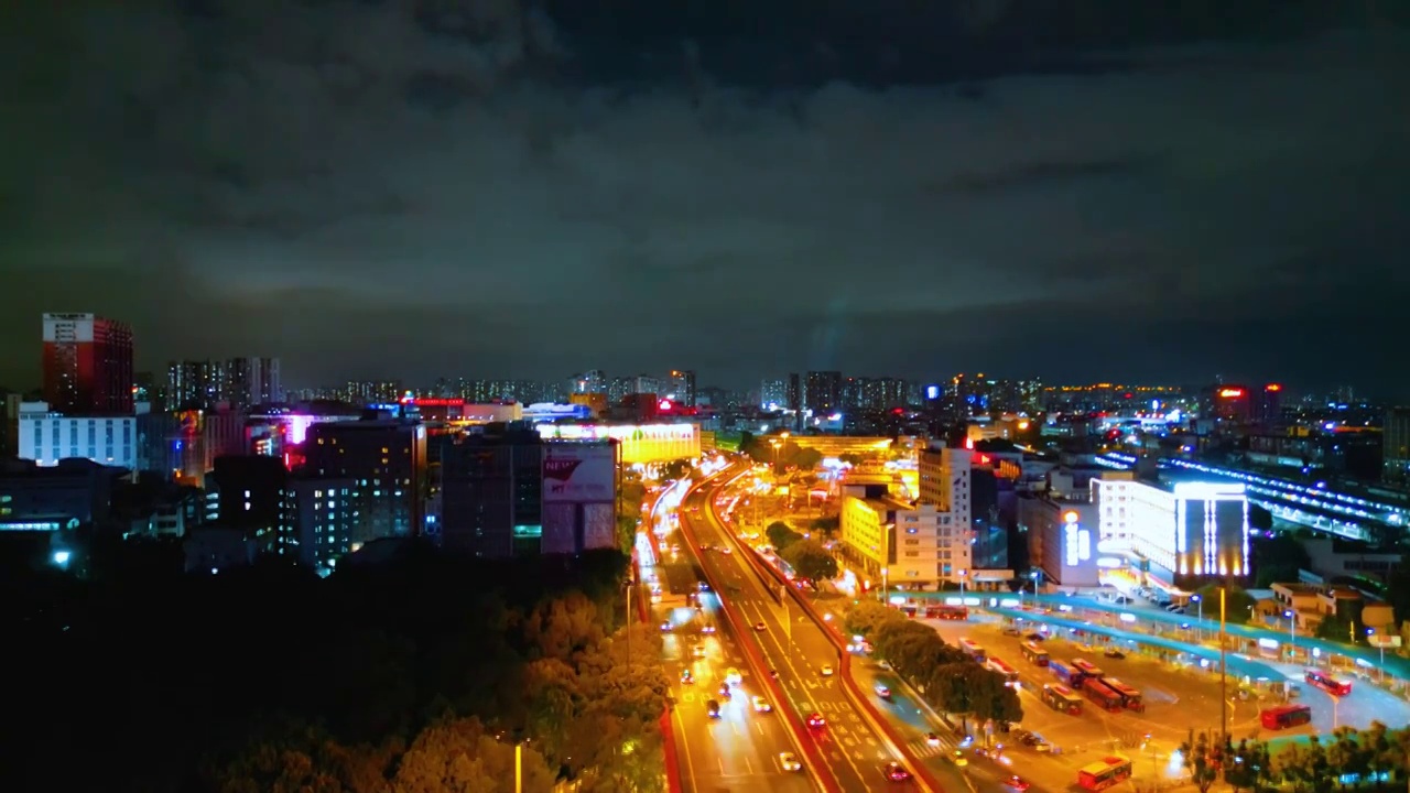 航拍夜城市高架桥黑暗中熠熠生辉巨龙蜿蜒盘横贯城市车水马龙流光溢彩汽车头灯尾灯光带宛如城市血脉流淌活力视频素材